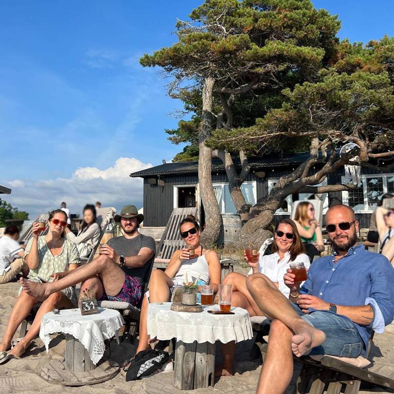 Läs mer om artikeln Nu borstar vi sanden ur skorna tillsammans, trevlig sommar!